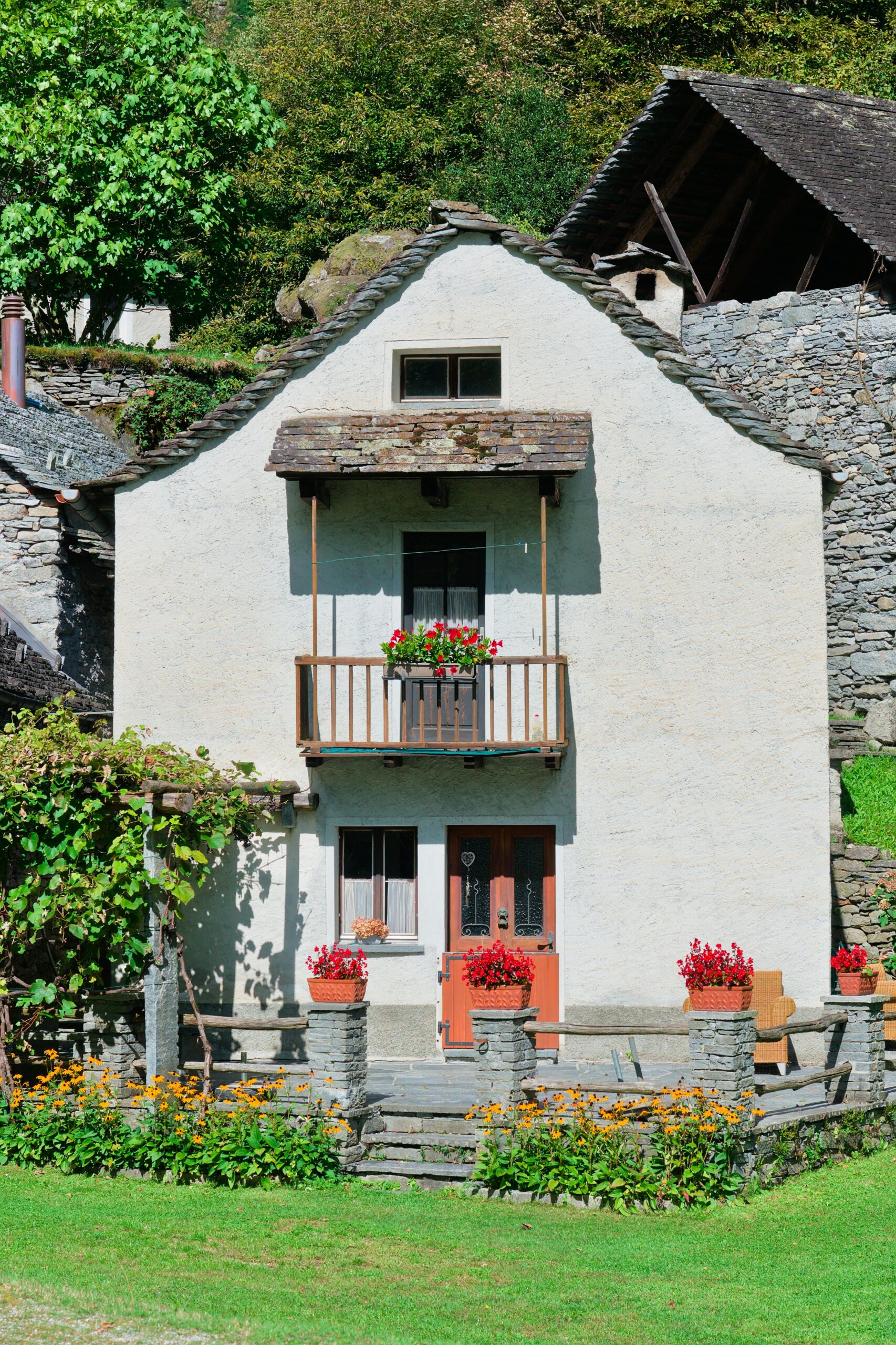 Ogrodzenie betonowe czy stalowe – które wybrać?